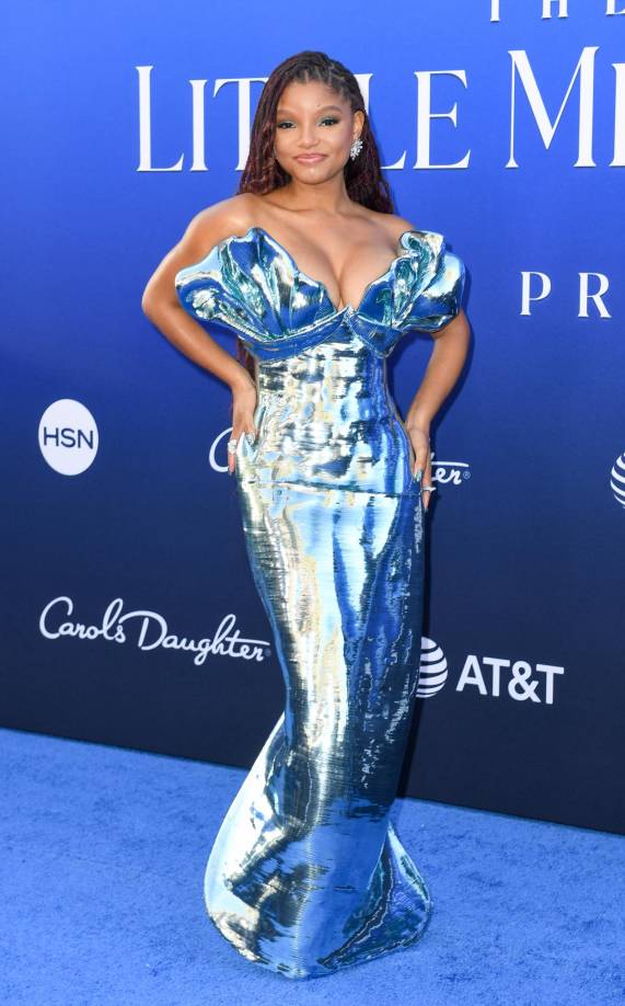 El corte del vestido parecía que había sido diseñado para ella, sobre todo la parte del bajo recordaba a la forma de una cola de sirena.