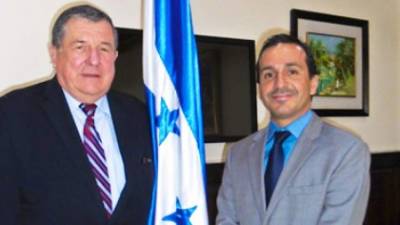 El embajador ruso Nikolay Mikhaylovich Vladimir (izquierda) con Wilfredo Cerrato.