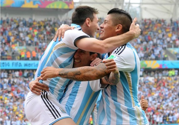 Un doblete de Messi coloca a Argentina como primera de grupo