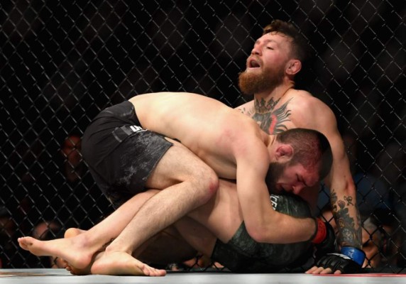 Khabib venció a McGregor con final batalla campal