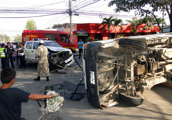 Patrulla policial choca con microbús