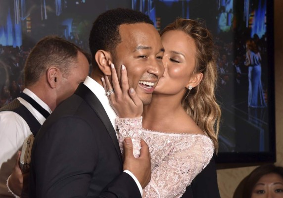 John Legend se divierte con Chrissy Teigen