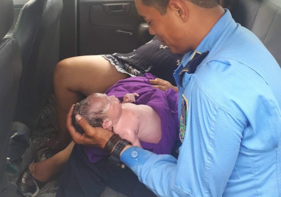 Joven madre da a luz en una patrulla de la Policía
