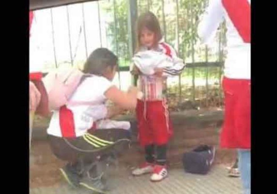 Video: Captan a seguidora de River escondiendo bengalas en cuerpo de niña