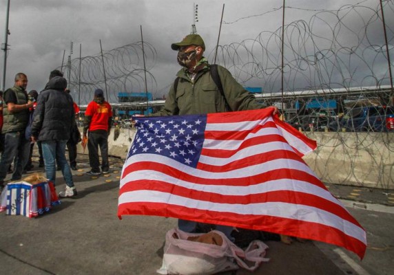 Migrantes celebran triunfo de Biden en la frontera de Tijuana