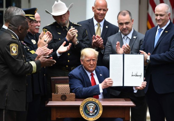 Trump prohibirá a la policía realizar llaves de estrangulamiento
