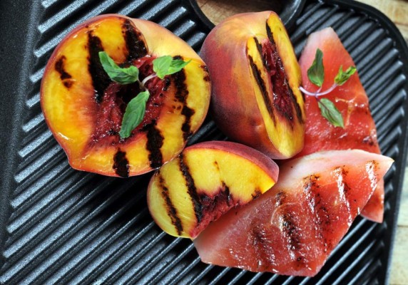 Melocotones y sandía asados