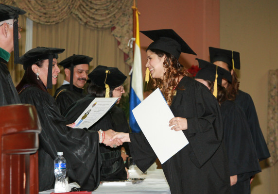Universidad del Valle de Sula gradúa 342 nuevos profesionales