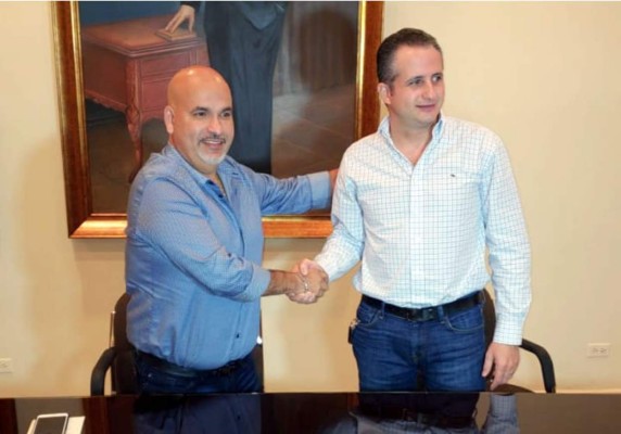 Presidentes de Real España y Marathón se estrechan la mano en señal de hermandad