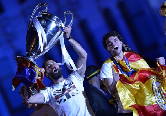 Real Madrid ofrece la Décima a los miles de aficionados en Cibeles