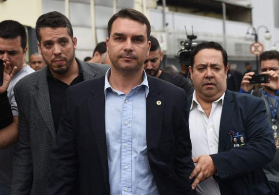 Investigan a hijo de Bolsonaro por 'sospechosos' depósitos bancarios