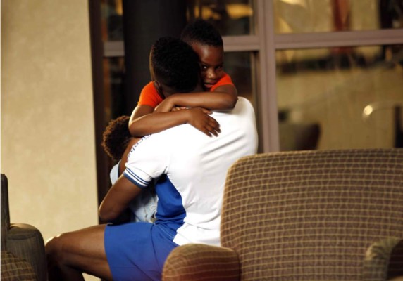 Maynor Figueroa recibe la cariñosa visita de sus hijos