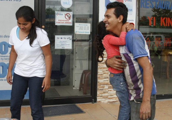 Llenos de promesas arriban hondureños deportados de Estados Unidos