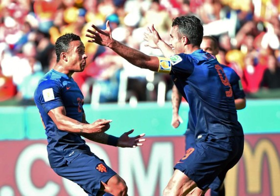 Holanda sofoca la rebelión australiana y se mete a octavos