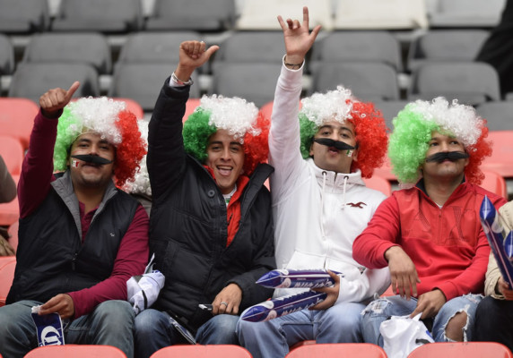 Los aficionados mexicanos llegan por oleadas al Azteca