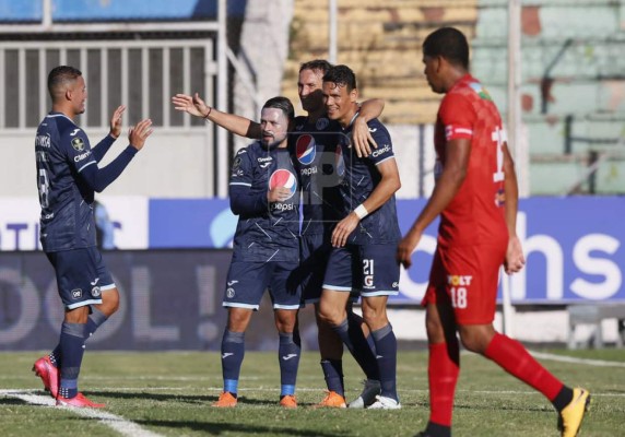 Gonzalo Klusener se encargó de marcar el primer gol en el estadio Nacional.