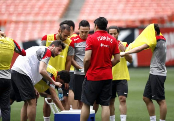 Nuri Sahin no jugaría ante Honduras por lesión