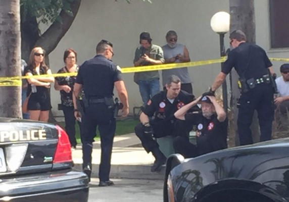 Manifestantes se enfrentan con el Ku Klux Klan: 4 heridos