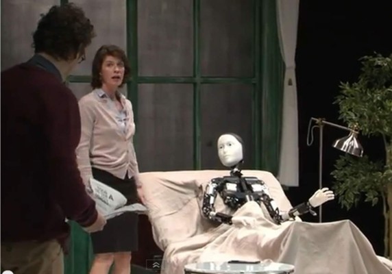 Robot protagoniza obra de Kafka