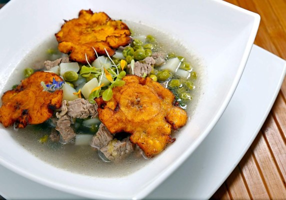 Caldo de res con tostones de plátano