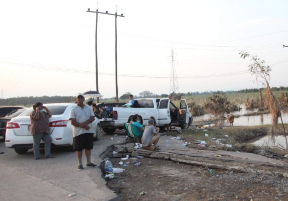 Cientos de familias siguen en la orilla de los bulevares