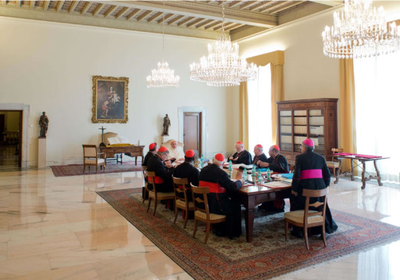 Papa inicia reuniones con el G8 de cardenales para reformar la Curia