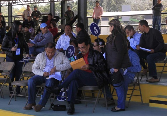 Más de un millón de lempiras se obtiene en subasta de vehículos del Estado