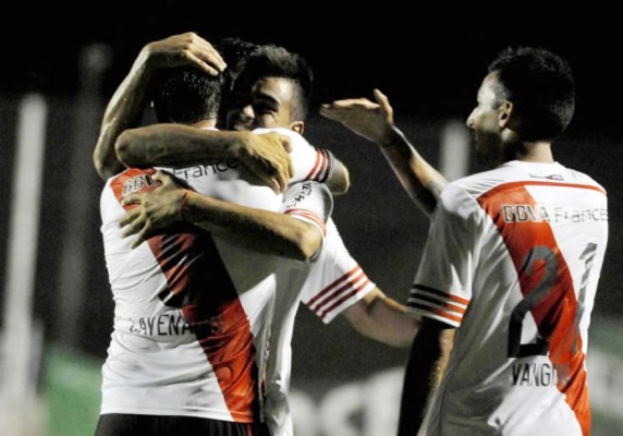 River Plate impuso su jerarquía y goleó a Sarmiento en su estreno