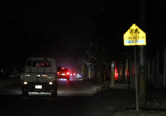 Sampedranos pagan 'caro” con apagones nocturnos de la Enee