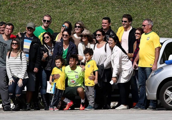 Neymar, bien acompañado por su novia en entrenamiento de Brasil