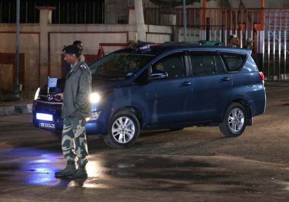 Pakistán devuelve al piloto indio capturado en su territorio