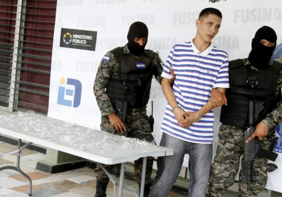 Fusina detiene a joven en estación de autobuses con 138 bolsitas de crack