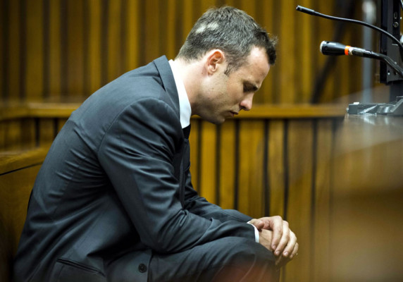 Exnovia de Pistorius asegura que el atleta solía tener un arma encima