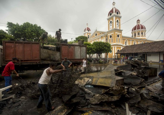 Caos y ruinas en Granada por violentos enfrentamientos