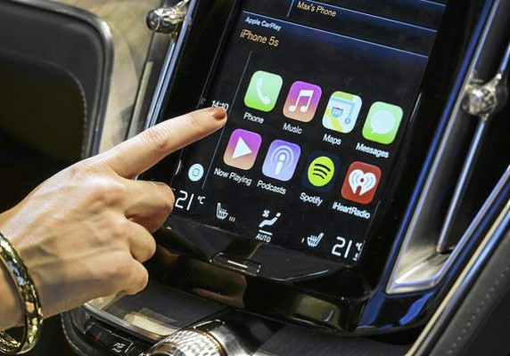 Google y Apple luchan por estar en su automóvil