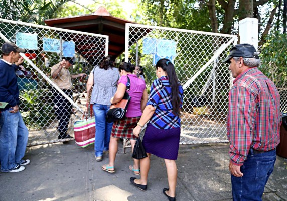 Hondureños encuentran salud gratis en El Salvador