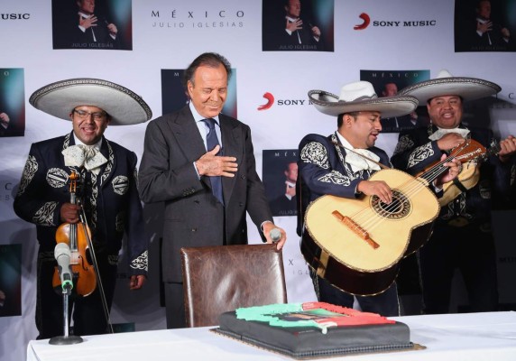 Julio Iglesias aplaude relación de Isabel Preysler con Vargas Llosa