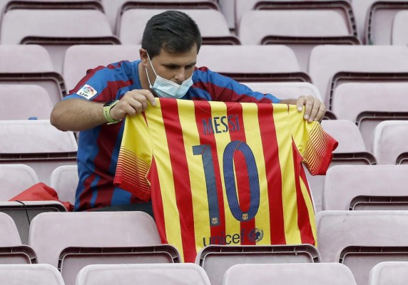 GRAF3596. BARCELONA, 15/08/2021.- Primeros aficionados del FC Barcelona ocupan sus localidades en el Camp Nou guardando las restricciones por la pandemia del COVID-19, antes del partido de la primera jornada de LaLiga que juegan hoy domingo el FC Barcelona y la Real Sociedad. EFE/Andreu Dalmau