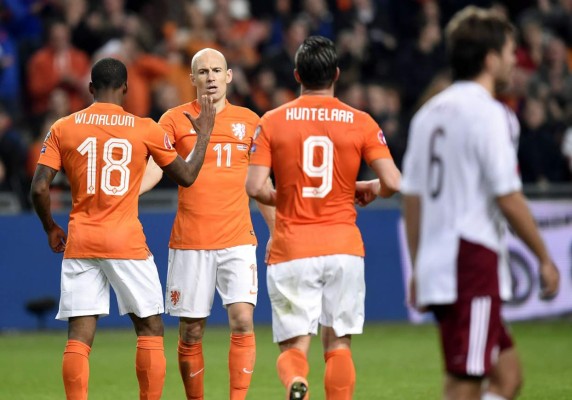 Holanda golea a Letonia y frena el adiós de Hiddink