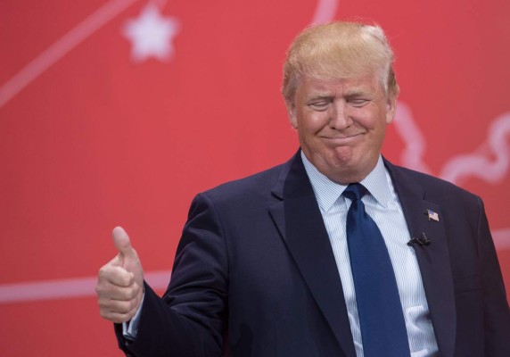 Trump califica a NBC de 'débil' y reitera declaraciones sobre mexicanos