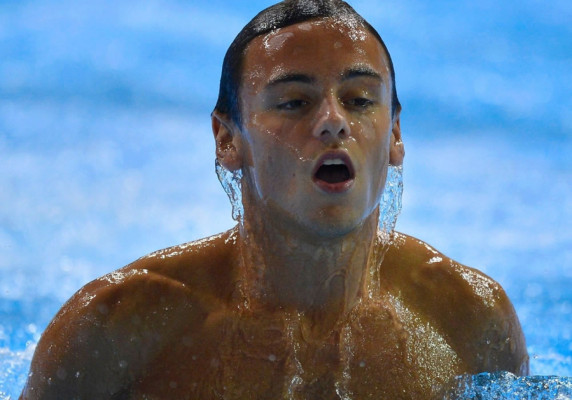 Medallista británico Tom Daley reconoce que es gay