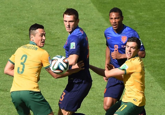 Holanda sofoca la rebelión australiana y se mete a octavos