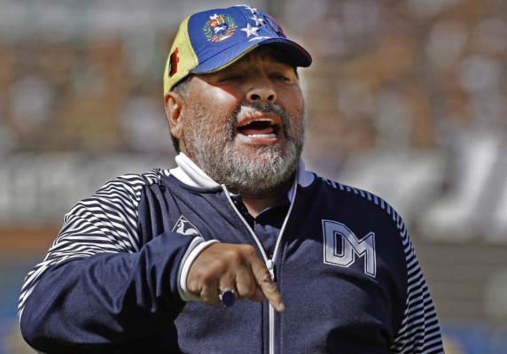 Maradona, al borde del llanto: 'Ayuden a comer a la gente'