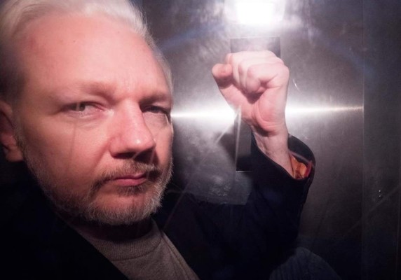Un centenar de médicos pide que Assange reciba atención sanitaria urgente