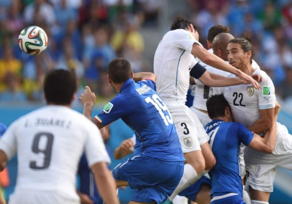 Uruguay se mete a octavos y manda a Italia de regreso a casa