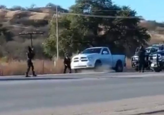 Video: Policías y narco en pick up blindado protagonizan persecución de película en México
