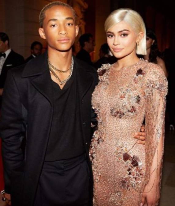 Se rumoreó que Jaden fue una de las razones por las que Kylie y Tyga se separaron en 2015. 'Kylie y Jaden han estado saliendo últimamente y eso hizo sospechar a Tyga ', dijo una fuente a E! News. <br/><br/>Kylie y Jaden mantuvieron su amistad lo largo de los años, pero luego del escándalos de Tristan Thompson y Jordyn Woods, así que quién sabe cuál es el estado de su relación actualmente. <br/>