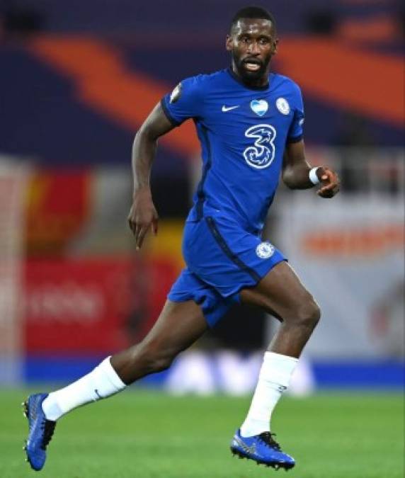 El Barcelona sigue buscando en el mercado de fichajes en busca de un central y el último en sumarse a la lista es el alemán del Chelsea, Antonio Rudiger. El diario Kicker asegura que el club culé podría pedir la cesión del central, que apenas cuenta para Frank Lampard.