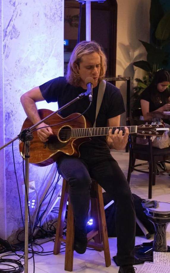 <b>FERDINANDO ZORNITA</b>Comidas Tipikas Honduragua en El Progreso, Yoro contará hoy con la animación musical de este artista sampedrano. La entrada tiene un costo de 100 lempiras. El sábado estará en Dubai Restaurante &amp; Bar situado en la 2 calle, entre 20 y 21 avenidas de colonia Moderna en San Pedro Sula. El domingo desde el medio día llegará a Mall Las Américas en Choloma, Cortés