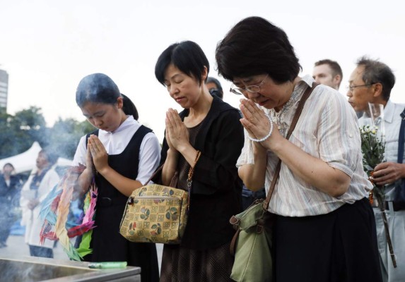 KMA16. Hiroshima (Japan), 05/08/2017.- Residents offer prayers for victims of the 06 August 1945 atomic bombing at Hiroshima Peace Memorial Park in Hiroshima, western Japan, in the early morning of 06 August 2017, before the memorial ceremony. Hiroshima marked the 72nd anniversary of the atomic bombing. (Japón) EFE/EPA/KIMIMASA MAYAMA